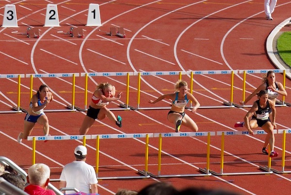 女子100mハードルの予選。小気味いいリズムを刻んで選手がハードルを超えていく　Photo: Aki SCHULTE-KARASAWA