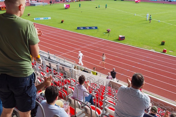 圧倒的な強さで勝利した女子3000m障害競走のゲーザ・フェリシタス・クラウゼ。ウィニングランを拍手で迎えられた　Photo: Aki SCHULTE-KARASAWA