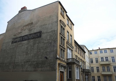 Hinterhof mit historischer Werbefläche