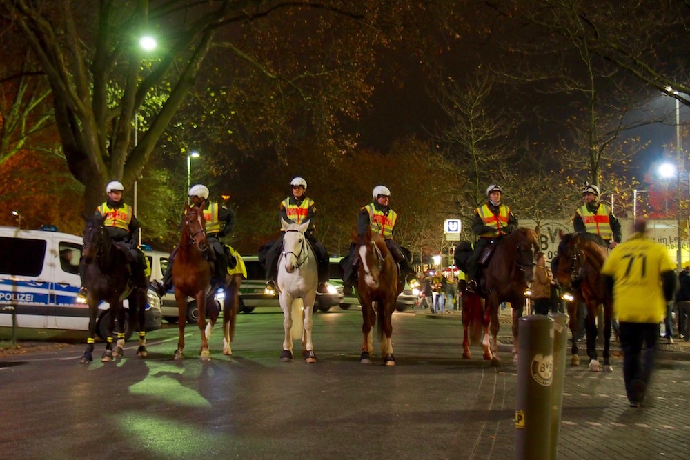 バリケードを作るように並んだ騎馬隊。過激なファングループをさり気なく入口へ誘導　Photo: Aki SCHULTE-KARASAWA