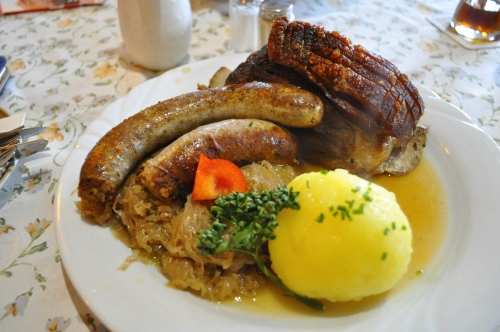 ドイツ料理・豚肩肉のロースト