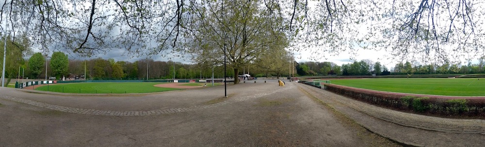 ホッシュパークは、緑に癒されレクリエーションを楽しめる場。写真左が野球グラウンドで右が陸上競技とサッカーグラウンド　Photo: Aki SCHULTE-KARASAWA