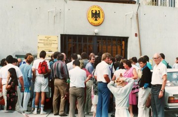 ハンガリーの西ドイツ大使館に押し寄せる東ドイツ市民 (© picture-alliance/ dpa)