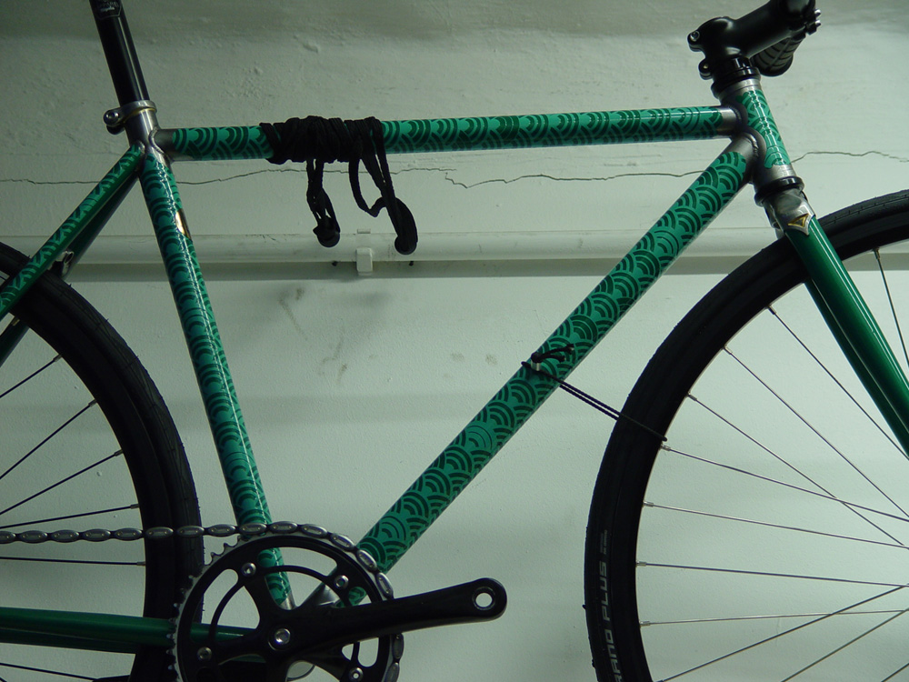 写真4_緑色のステッカーが貼られた自転車