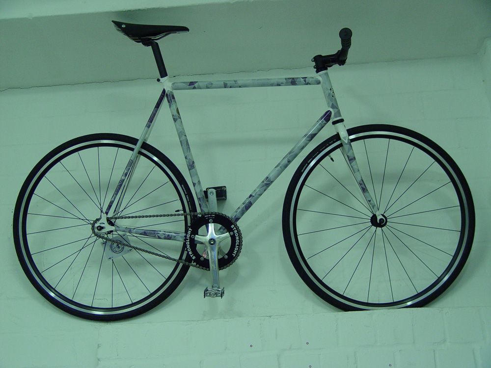 写真5_白色のステッカーが貼られた自転車