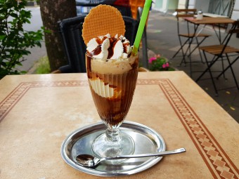 ドイツのアイスコーヒーはデザート感覚。アイスと生クリームがたっぷり！