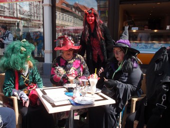 山盛りのパフェを楽しむご婦人たち。ヴェルニゲローデの魔女祭りにて。