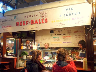 ベルリンの郷土料理ブーレッテ（ミートボール）屋台。イタリア風やアジア風など様々なソースでおしゃれフードに変身。