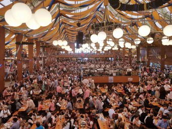 世界最大のビール祭り、ミュンヘンのオクトーバーフェスト。ビールテント内はすごい熱気！