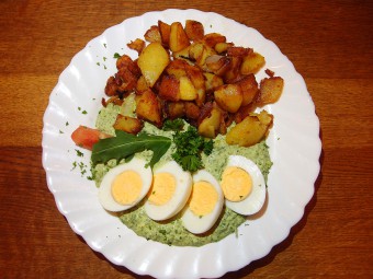 ドイツ版七草を使ったグリーンソースはゆで卵やポテトとともに。