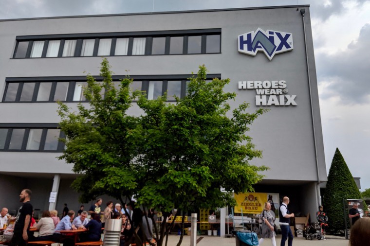 「Heroes wear Haix」のキーフレーズが目立つ本社ビル　Photo: Aki SCHULTE-KARASAWA