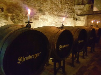 ワイン樽が並ぶ歴史的なケラーも見学できます。静寂に包まれ雰囲気たっぷり。