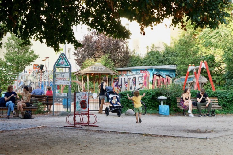 子どもたちが遊ぶ公園。