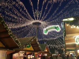 エッセンのクリスマスマーケット。光のカーテンにうっとり。